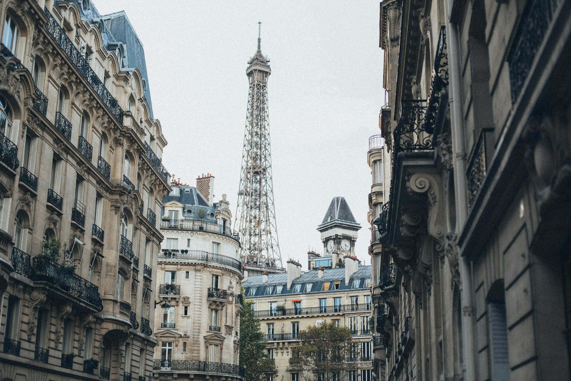 This post is a 1 week itinerary for Paris, including where to stay, best places to eat and things to see #paris #visitparis #summerdestination #europevacation #parisitinerary #paristravelguide #wheretoeatinparis #europetraveltips